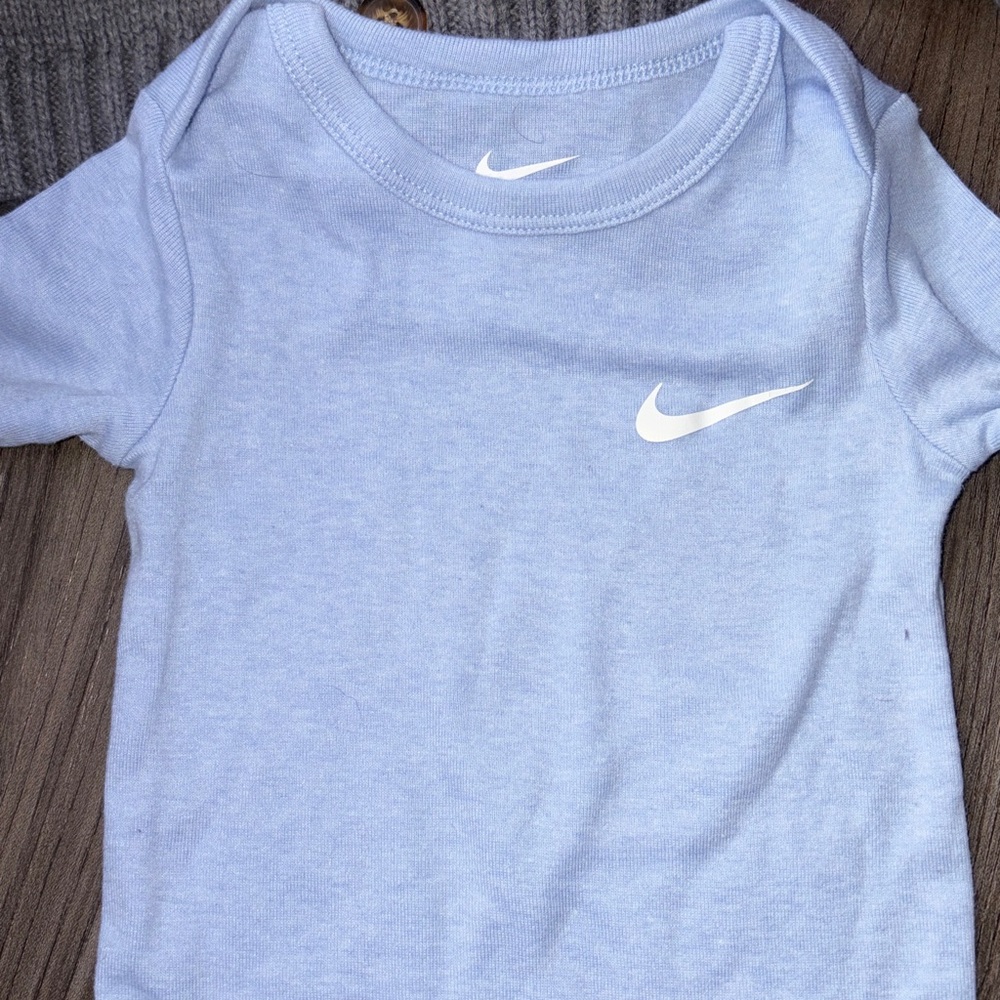 Bundle of 6 9 month outfits carters and more - Picture 9 of 12